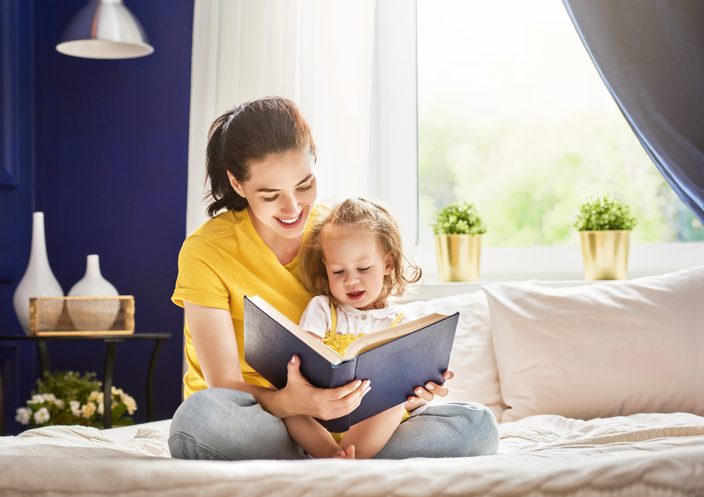 mother_ reading _the_ book _to_ pretty_ daughter